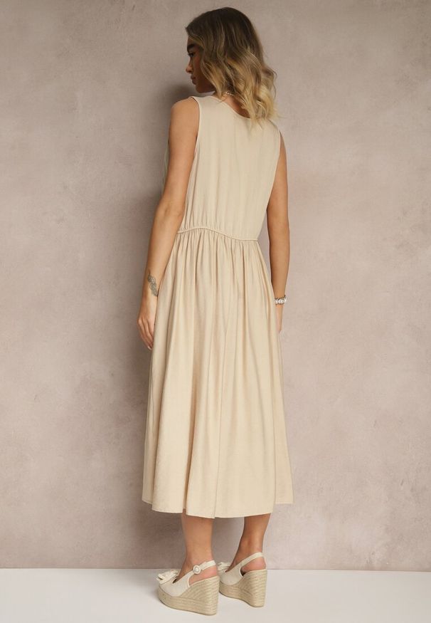 Renee - Beżowa Rozkloszowana Sukienka z Wiskozy Ozdobiona Guzikami Nataviela. Okazja: na co dzień. Kolor: beżowy. Materiał: wiskoza. Wzór: aplikacja. Typ sukienki: proste. Styl: klasyczny, casual