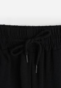 Renee - Czarne Spodnie High Waist ze Sznurkiem w Talii i Prostą Nogawką Raveann. Okazja: na spacer, na co dzień. Stan: podwyższony. Kolor: czarny. Wzór: aplikacja. Styl: casual #3