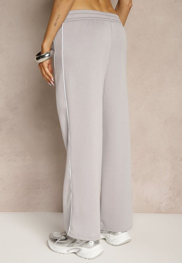 Renee - Jasnoszare Spodnie Dresowe z Bawełną o Szerokim Kroju High Waist z Paskami Salliara. Stan: podwyższony. Kolor: szary. Materiał: dresówka, bawełna