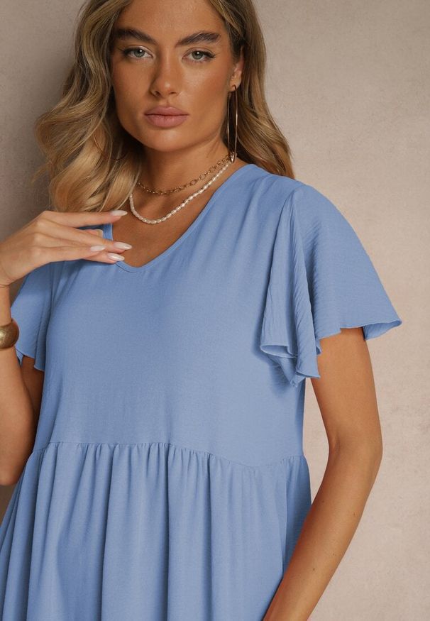 Renee - Jasnoniebieska Rozkloszowana Sukienka z Wiskozą w Casualowym Stylu Filarenna. Okazja: na co dzień. Typ kołnierza: dekolt w serek. Kolor: niebieski. Materiał: wiskoza. Długość rękawa: krótki rękaw. Styl: klasyczny, elegancki, casual