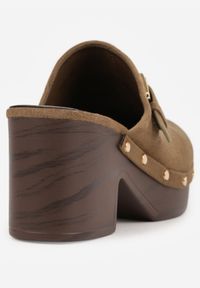 Born2be - Zielone Klapki Chodaki na Słupku z Imitacji Drewna Zdobione Nitami i Sprzączką Salona. Okazja: na co dzień. Kolor: zielony. Materiał: zamsz. Wzór: aplikacja. Sezon: lato. Obcas: na słupku. Styl: boho, wakacyjny, casual, klasyczny. Wysokość obcasa: średni #4