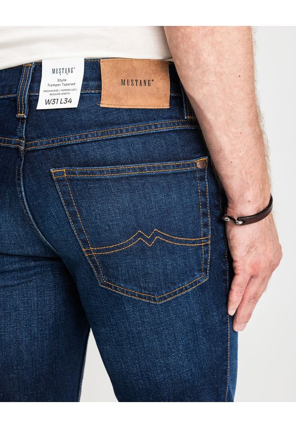 Mustang - MUSTANG TRAMPER TAPERED MĘSKIE SPODNIE JEANSOWE JEANSY DŻINSY DENIM BLUE 1015352 5000 982. Okazja: na co dzień. Wzór: kolorowy. Sezon: zima. Styl: elegancki, casual, klasyczny
