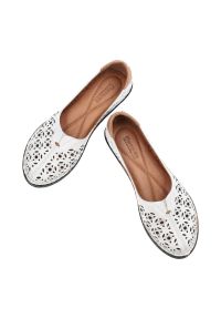 Półbuty damskie Artiker, naturalna skóra licowa z perforowaną cholewką o dekoracyjnym wzorze oraz elastyczną podeszwą z widocznym obszyciem, białe, 4. Okazja: na co dzień. Kolor: biały. Materiał: skóra. Szerokość cholewki: normalna. Wzór: ażurowy. Sezon: lato. Styl: casual, klasyczny #7