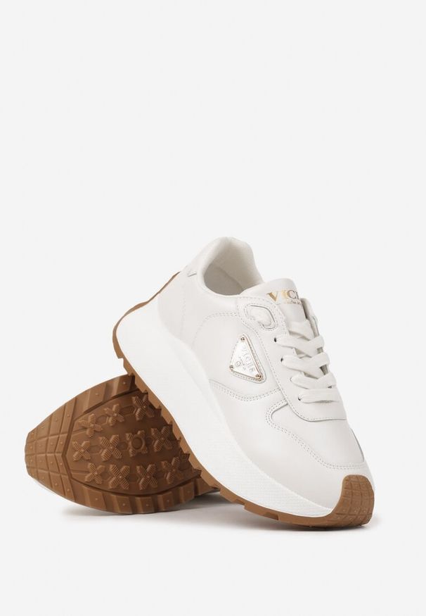 Born2be - Białe Sneakersy Vices na Grubej Podeszwie z Metaliczną Ozdobą Nelastra. Okazja: na co dzień. Kolor: biały. Materiał: jeans. Wzór: aplikacja
