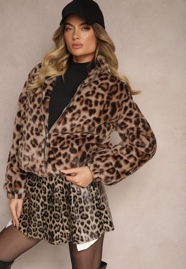 Renee - Brązowa Futrzana Kurtka Bomberka ze Stójką w Panterkowy Wzór Vialista. Okazja: na co dzień, do pracy. Typ kołnierza: kołnierzyk stójkowy. Kolor: brązowy. Materiał: futro. Styl: casual