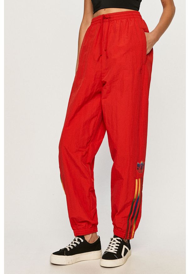 adidas Originals - Spodnie. Kolor: czerwony. Materiał: tkanina, poliamid. Wzór: aplikacja