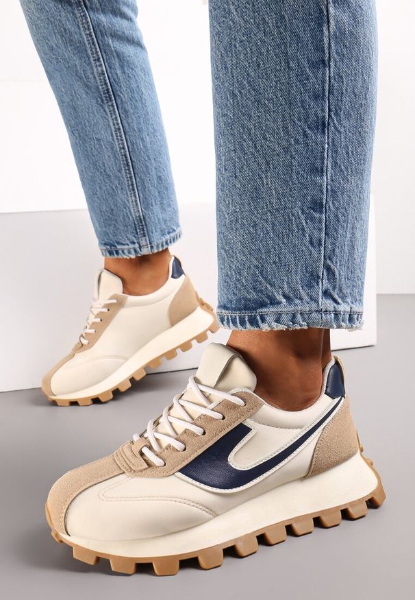 Renee - Ciemnobeżowe Sneakersy przed Kostkę na Grubej Podeszwie Winnela. Okazja: na co dzień. Wysokość cholewki: przed kostkę. Kolor: beżowy. Materiał: jeans. Szerokość cholewki: normalna