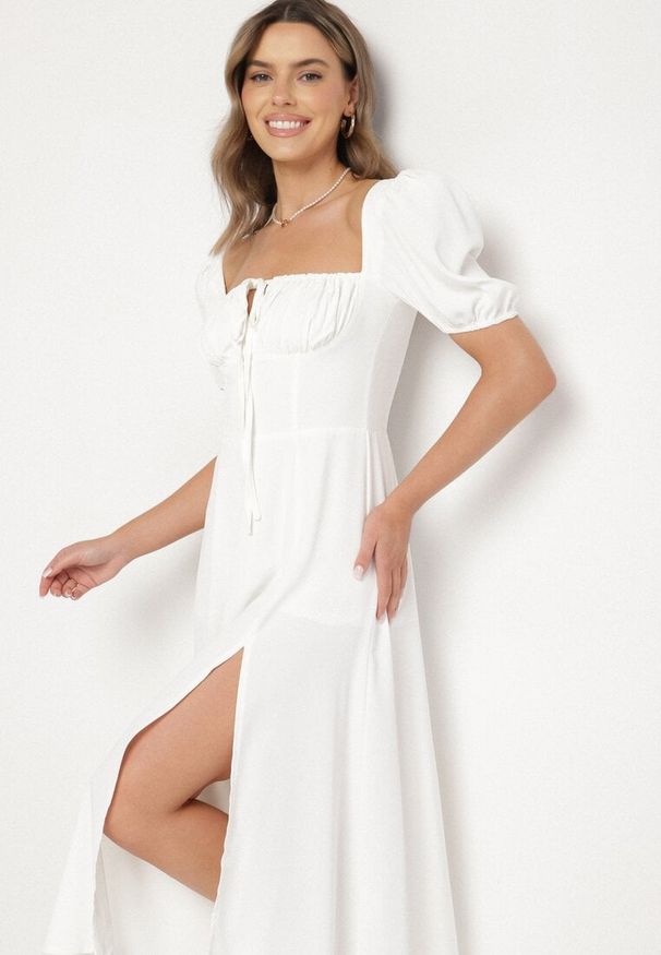 Born2be - Biała Sukienka w Rustykalnym Stylu z Wiązaniem przy Dekolcie i Rozcięciem Idanillea. Okazja: na spacer, na co dzień. Typ kołnierza: dekolt kwadratowy. Kolor: biały. Typ sukienki: rozkloszowane. Styl: casual