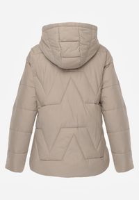 Renee - Ciemnobeżowa Pikowana Kurtka Przejściowa z Kapturem Silidi. Okazja: na co dzień. Typ kołnierza: kaptur. Kolor: beżowy. Materiał: jeans. Styl: casual, elegancki, klasyczny #2