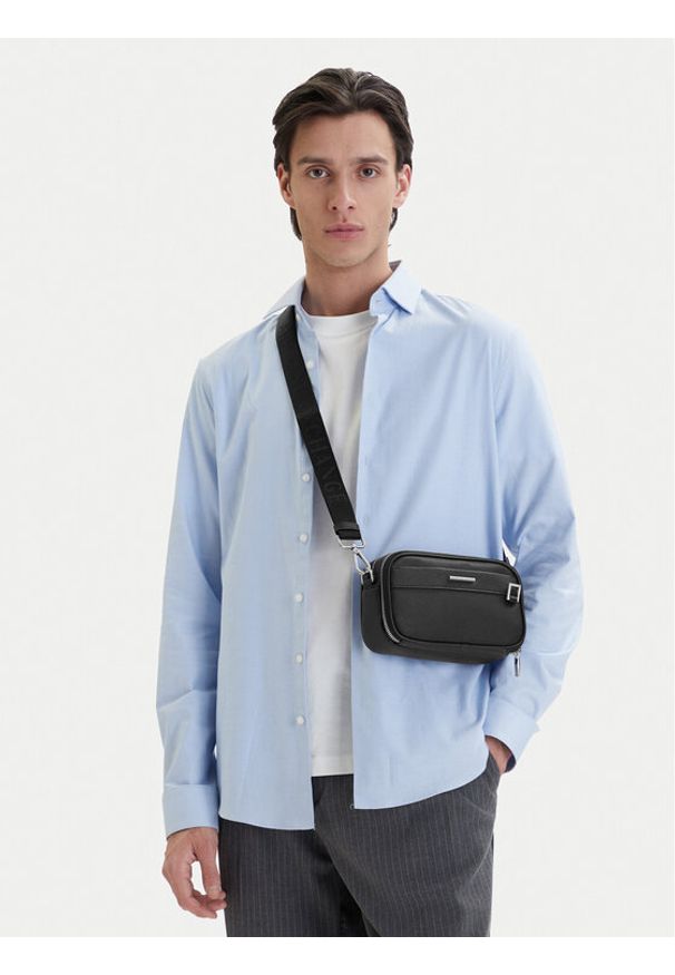 Armani Exchange Saszetka XM002038 AF19931 UC001 Czarny. Kolor: czarny. Materiał: skóra