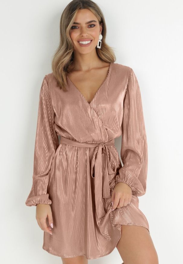 Born2be - Beżowo-Złota Błyszcząca Sukienka Kopertowa Vengas. Kolor: beżowy. Materiał: tkanina. Typ sukienki: kopertowe. Styl: klasyczny. Długość: mini