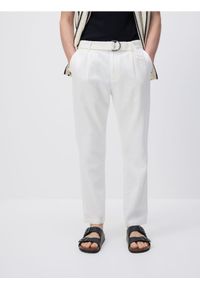 Reserved - Spodnie slim fit z paskiem - złamana biel. Materiał: len, tkanina