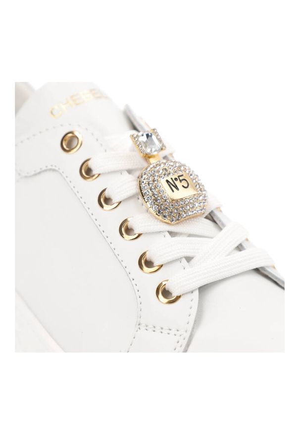 CheBello - Białe Sneakersy Chebello Modne Obuwie Damskie. Kolor: biały. Materiał: jeans. Wzór: napisy, aplikacja