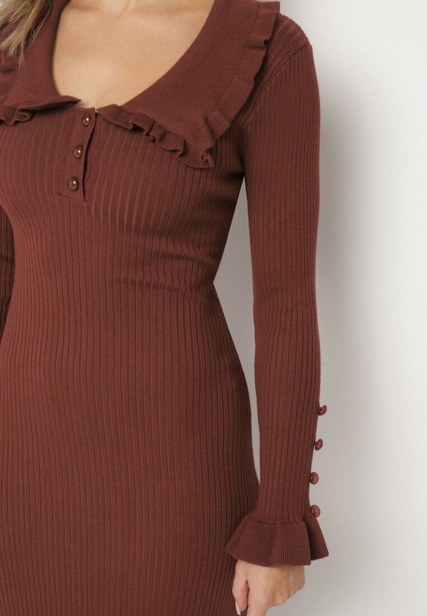 Born2be - Brązowa Prążkowana Sukienka Midi z Kołnierzykiem z Guzikami i Falbanką Prestaria. Okazja: na spotkanie biznesowe, do pracy. Kolor: brązowy. Materiał: prążkowany. Styl: biznesowy. Długość: midi