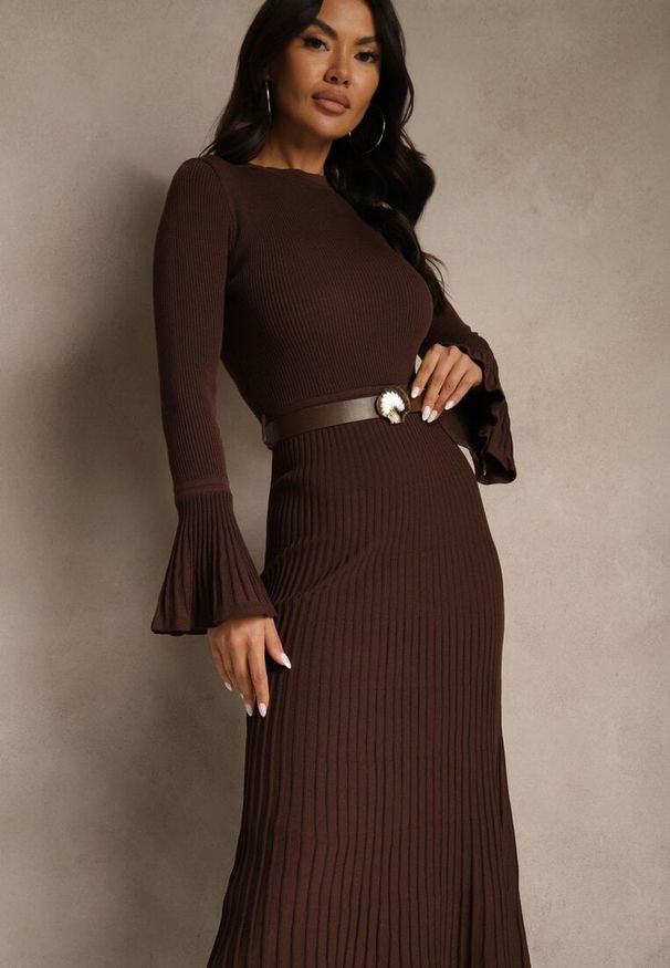 Renee - Brązowa Sweterkowa Sukienka Longsleeve z Wiskozą z Paskiem z Klamerką Muszelką Retine. Okazja: na imprezę. Kolor: brązowy. Materiał: wiskoza. Długość rękawa: długi rękaw. Styl: elegancki