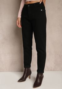 Renee - Czarne Jeansy Mom Fit w Klasycznym Stylu Bellaxia. Okazja: na spacer. Stan: podwyższony. Kolor: czarny. Styl: klasyczny #4