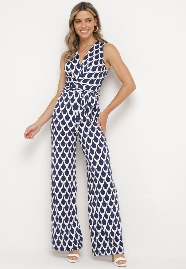 Born2be - Granatowo-Biały Taliowany Kombinezon z Kopertowym Dekoltem i Materiałowym Paskiem w Talii Feranea. Okazja: na co dzień. Kolor: niebieski. Materiał: materiał. Styl: klasyczny, casual, elegancki