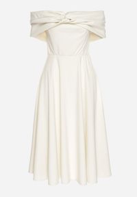 Born2be - Beżowa Rozkloszowana Sukienka z Odsłoniętymi Ramionami i Drapowaniem Odilene. Okazja: na imprezę. Kolor: beżowy. Sezon: lato. Typ sukienki: z odkrytymi ramionami. Styl: elegancki #7