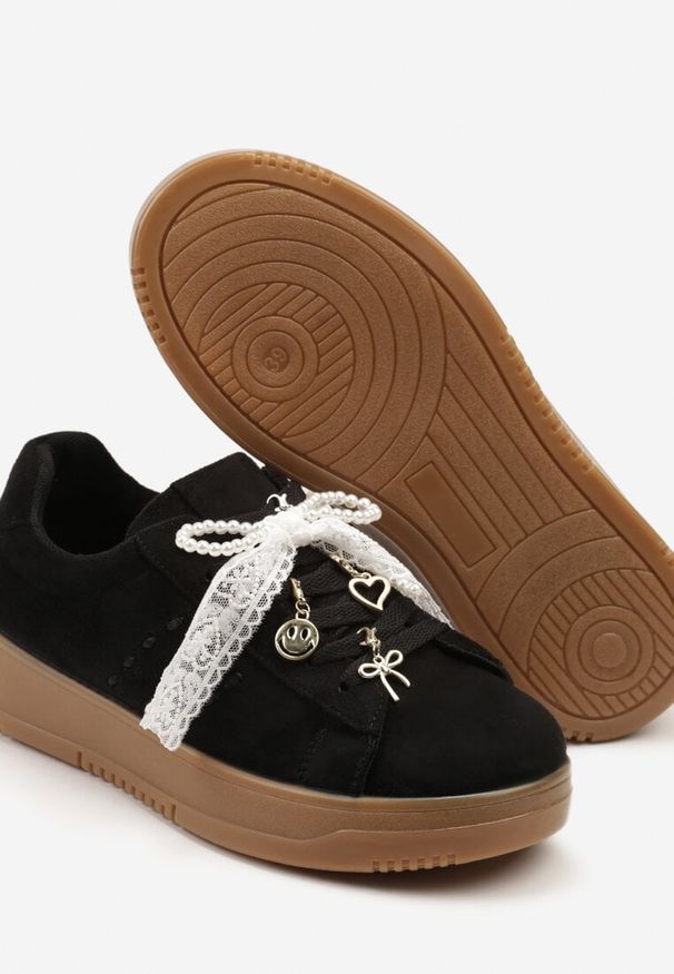 Renee - Czarne Sneakersy na Niskiej Platformie z Aplikacjami i Kokardkami Divienne. Okazja: na co dzień. Kolor: czarny. Materiał: jeans. Wzór: aplikacja. Obcas: na platformie