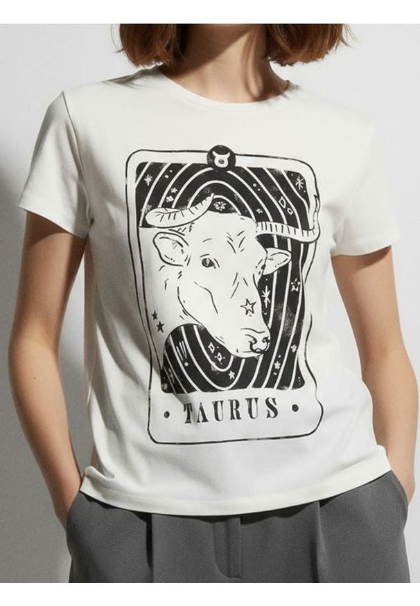 Sinsay - Bawełniana koszulka z nadrukiem - biały. Kolor: biały. Materiał: bawełna. Wzór: nadruk