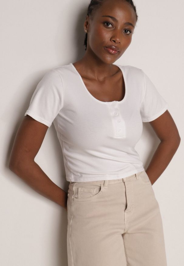 Born2be - Biały Prążkowany Top Bawełniany z Guzikami przy Dekolcie Nedera. Okazja: na co dzień. Kolor: biały. Materiał: prążkowany, bawełna. Styl: casual, klasyczny