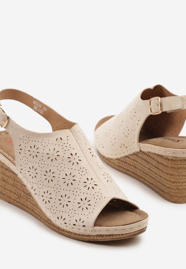 Born2be - Beżowe Sandały na Koturnie z Ażurową Cholewką Wenialle. Okazja: na co dzień. Zapięcie: klamry. Kolor: beżowy. Wzór: ażurowy. Sezon: lato. Obcas: na koturnie. Styl: elegancki, casual