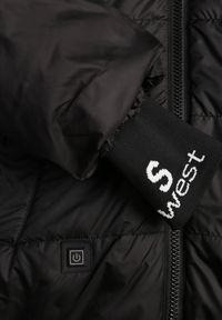 Renee - Czarna Pikowana Kurtka Puffer z Kapturem Ozdobiona Napisami Orellana. Okazja: na co dzień. Typ kołnierza: kaptur. Kolor: czarny. Materiał: poliester, jeans. Wzór: aplikacja, napisy. Sezon: wiosna. Styl: casual #6