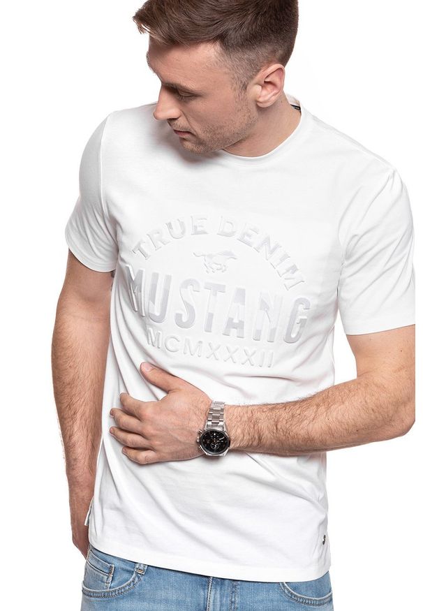 Mustang - MĘSKI T-SHIRT MUSTANG ALEX C PRINT 1009018 2045. Wzór: nadruk