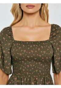 Big-Star - Sukienka damska midi z wiskozy z motywem kwiatowym khaki Bler 303. Typ kołnierza: dekolt w karo. Kolor: zielony. Materiał: wiskoza. Wzór: kwiaty. Sezon: wiosna, lato. Styl: vintage. Długość: midi #4