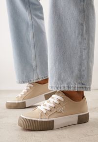 Renee - Beżowe Trampki VICES na Żłobionej Platformie Zdobione Trójkątną Aplikacją Lorerina. Nosek buta: okrągły. Zapięcie: sznurówki. Kolor: beżowy. Materiał: materiał. Wzór: aplikacja. Obcas: na platformie. Wysokość obcasa: niski #8