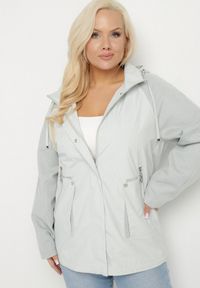 Born2be - Zielona Kurtka Wiatrówka z Odpinanym Kapturem i Ściągaczami Arseli. Okazja: na co dzień. Kolekcja: plus size. Kolor: zielony. Materiał: poliester, jeans, tkanina. Długość rękawa: długi rękaw. Długość: długie. Styl: casual, elegancki #1