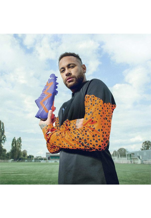 Buty piłkarskie Puma Future Ultimate FG/AG - Supercharge. Zapięcie: sznurówki. Kolor: pomarańczowy, biały, wielokolorowy, niebieski. Materiał: materiał, syntetyk. Szerokość cholewki: normalna. Sport: piłka nożna