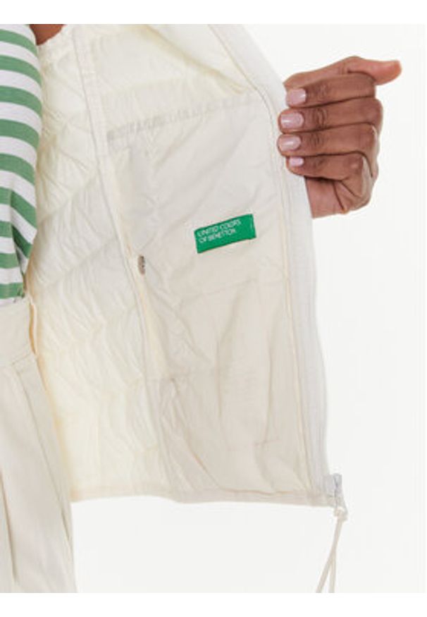 United Colors of Benetton - United Colors Of Benetton Bezrękawnik 2TWDDJ003 Beżowy Regular Fit. Kolor: beżowy. Materiał: syntetyk. Długość rękawa: bez rękawów