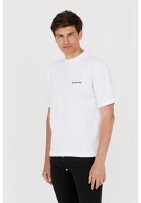 Balenciaga - BALENCIAGA Biały t-shirt z logo na plecach. Kolor: biały