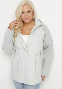 Born2be - Zielona Kurtka Wiatrówka z Odpinanym Kapturem i Ściągaczami Arseli. Okazja: na co dzień. Kolekcja: plus size. Kolor: zielony. Materiał: jeans, poliester, tkanina. Długość rękawa: długi rękaw. Długość: długie. Styl: casual, elegancki #2