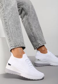 Renee - Białe Sneakersy Lastheope. Nosek buta: okrągły. Zapięcie: bez zapięcia. Kolor: biały. Materiał: jeans, materiał. Szerokość cholewki: normalna. Obcas: na koturnie #2