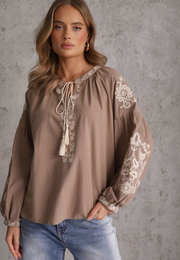 Renee - Beżowa Rustykalna Bluzka z Bawełny Zdobiona Haftem i Sznurkiem z Chwostami Marytea. Kolor: beżowy. Materiał: bawełna. Wzór: haft, aplikacja. Sezon: wiosna, lato. Styl: boho, elegancki