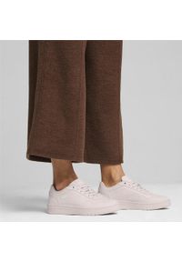 Buty do chodzenia damskie Puma Court Classy. Kolor: różowy, biały, wielokolorowy. Sport: turystyka piesza