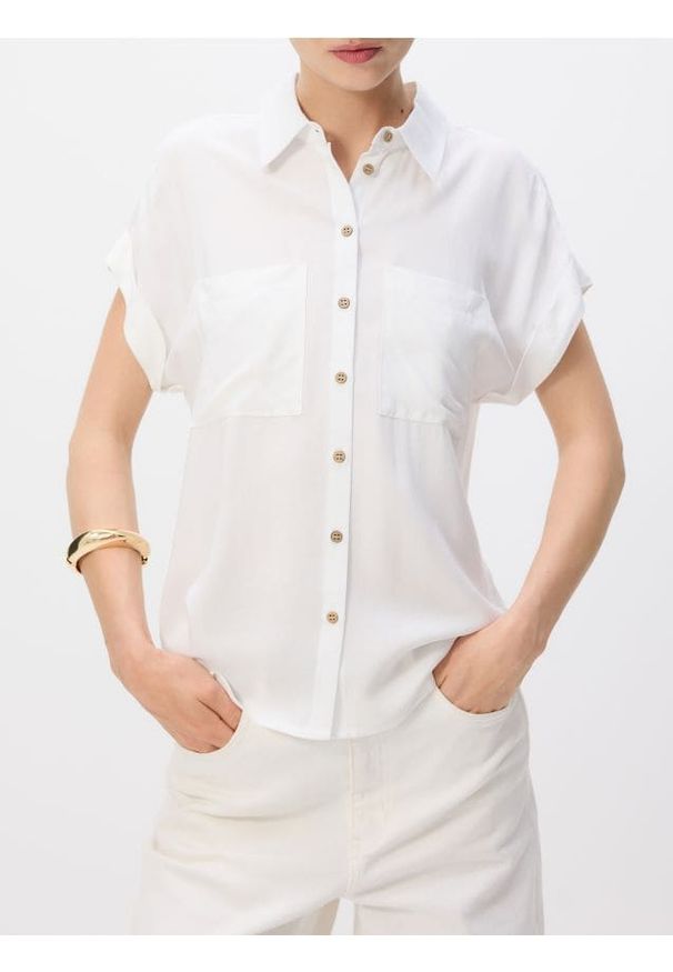 Reserved - Koszula z krótkim rękawem - biały. Kolor: biały. Materiał: wiskoza. Długość rękawa: krótki rękaw. Długość: krótkie