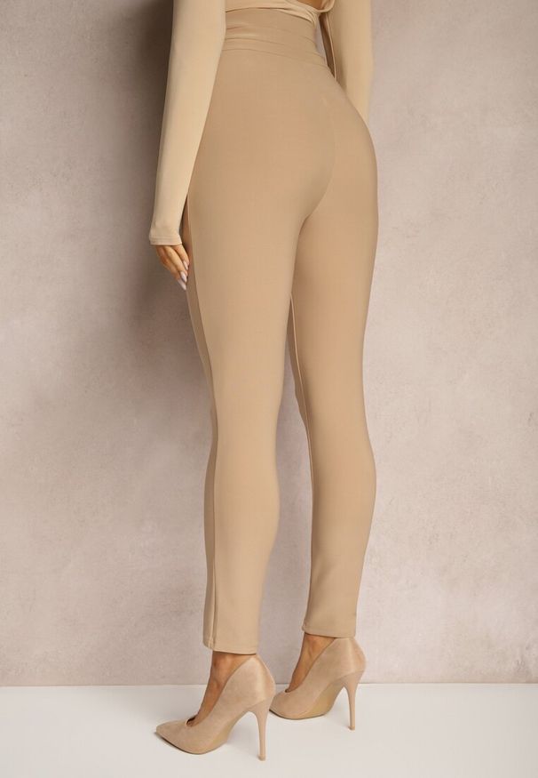 Renee - Beżowe Legginsy Bawełniane High Waist Ozdobione Guzikami Liorvia. Stan: podwyższony. Kolor: beżowy. Materiał: bawełna. Wzór: aplikacja