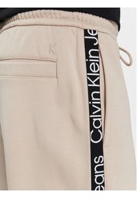 Calvin Klein Jeans Spodnie dresowe Logo Tape J30J324376 Beżowy Relaxed Fit. Kolor: beżowy. Materiał: syntetyk #5
