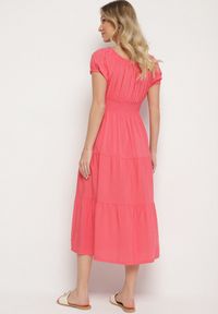 Born2be - Różowa Sukienka o Rozkloszowanym Kroju z Dekoltem Typu Łódka Miranea. Okazja: na co dzień. Kolor: różowy. Materiał: jeans. Typ sukienki: proste, rozkloszowane. Styl: casual, klasyczny #4