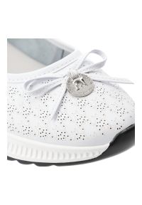 Półbuty damskie Filippo, cholewka ze skóry naturalnej perforowanej wsuwany fason z zabudowanym przodem na lekkiej podeszwie, białe, DP6718/26. Kolor: biały. Materiał: skóra. Szerokość cholewki: normalna #2
