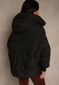 Renee - Czarna Oversizowa Kurtka Puffer z Kaputrem Mevenassa. Kolor: czarny. Materiał: dzianina, poliester, zamsz. Sezon: zima. Styl: elegancki #2