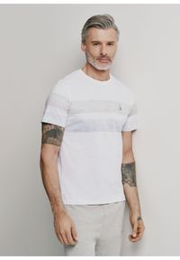 Ochnik - Biały T-shirt z naszywką męski. Kolor: biały. Materiał: bawełna. Wzór: aplikacja