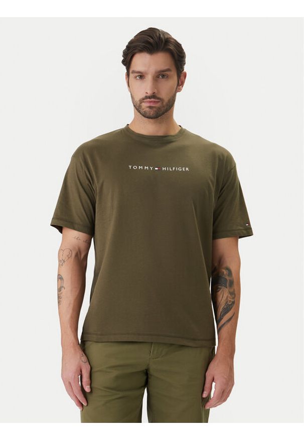 TOMMY HILFIGER - Tommy Hilfiger T-Shirt UM0UM03643 Khaki Regular Fit. Kolor: brązowy. Materiał: bawełna