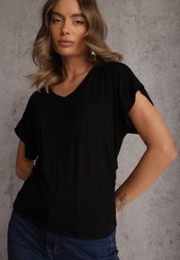 Renee - Czarny Wiskozowy T-shirt z Dekoltem V Eupharis. Okazja: na co dzień. Typ kołnierza: dekolt w kształcie V. Kolor: czarny. Materiał: wiskoza. Styl: casual, elegancki #3