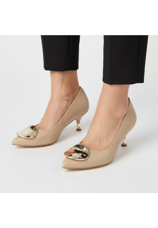 CheBello - Czółenka damskie Chebello, ze skóry naturalnej licowej szpiczasty nosek metalowa ozdoba na przodzie niski obcas typu kitten heel, beżowe, 4929_-308-0. Nosek buta: szpiczasty. Kolor: beżowy. Materiał: skóra. Wzór: aplikacja. Obcas: na obcasie. Wysokość obcasa: niski