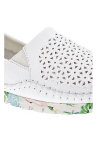 Białe Półbuty Artiker Wygodne Ażurowe Obuwie Damskie. Kolor: biały. Materiał: skóra. Wzór: ażurowy #7