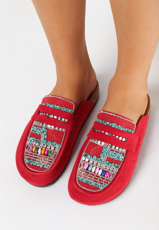 Born2be - Czerwone Klapki Mule na Korkowej Podeszwie Ozdobione Koralikami Enoria. Kolor: czerwony. Wzór: aplikacja. Styl: wakacyjny, boho